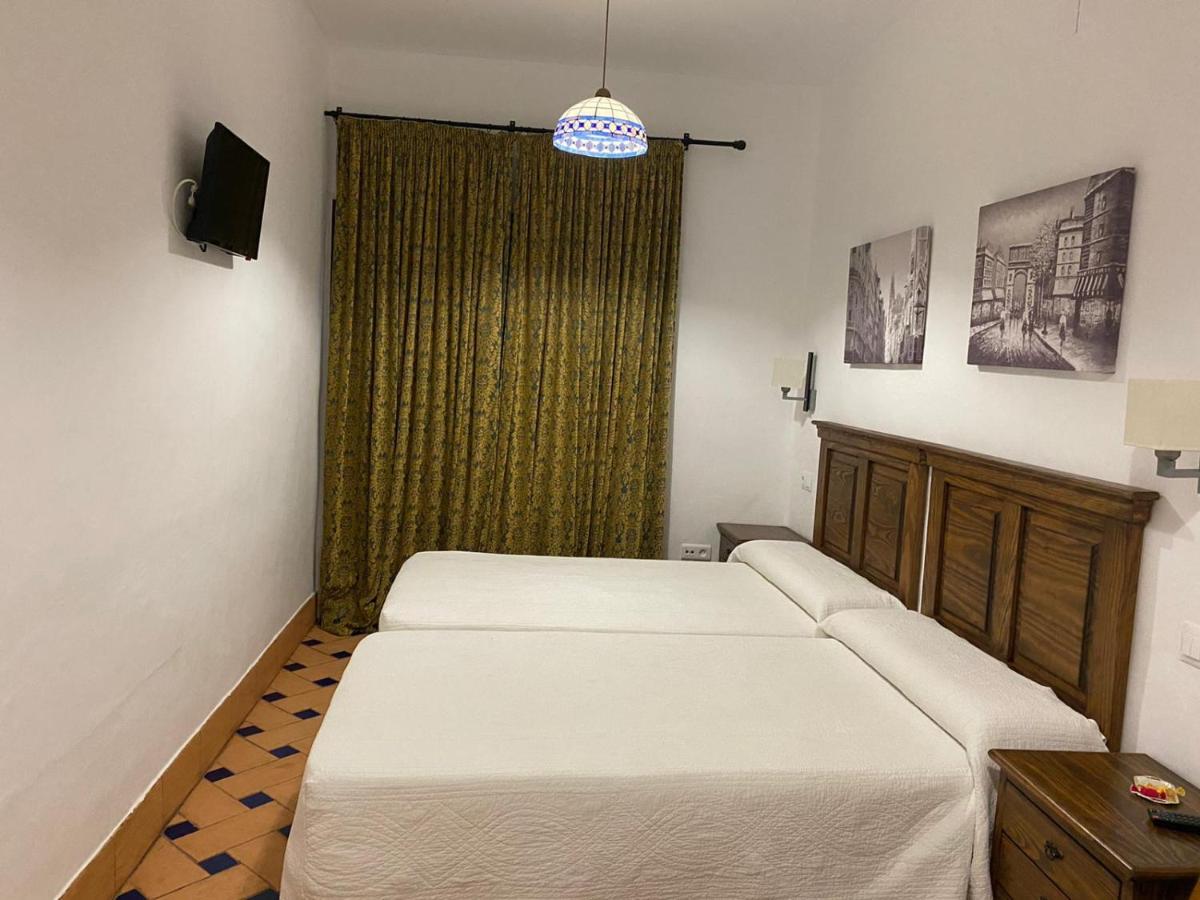 Apartamentos Turisticos - Hostal Los Alisos Aliseda Екстер'єр фото