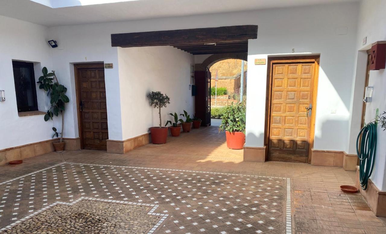 Apartamentos Turisticos - Hostal Los Alisos Aliseda Екстер'єр фото