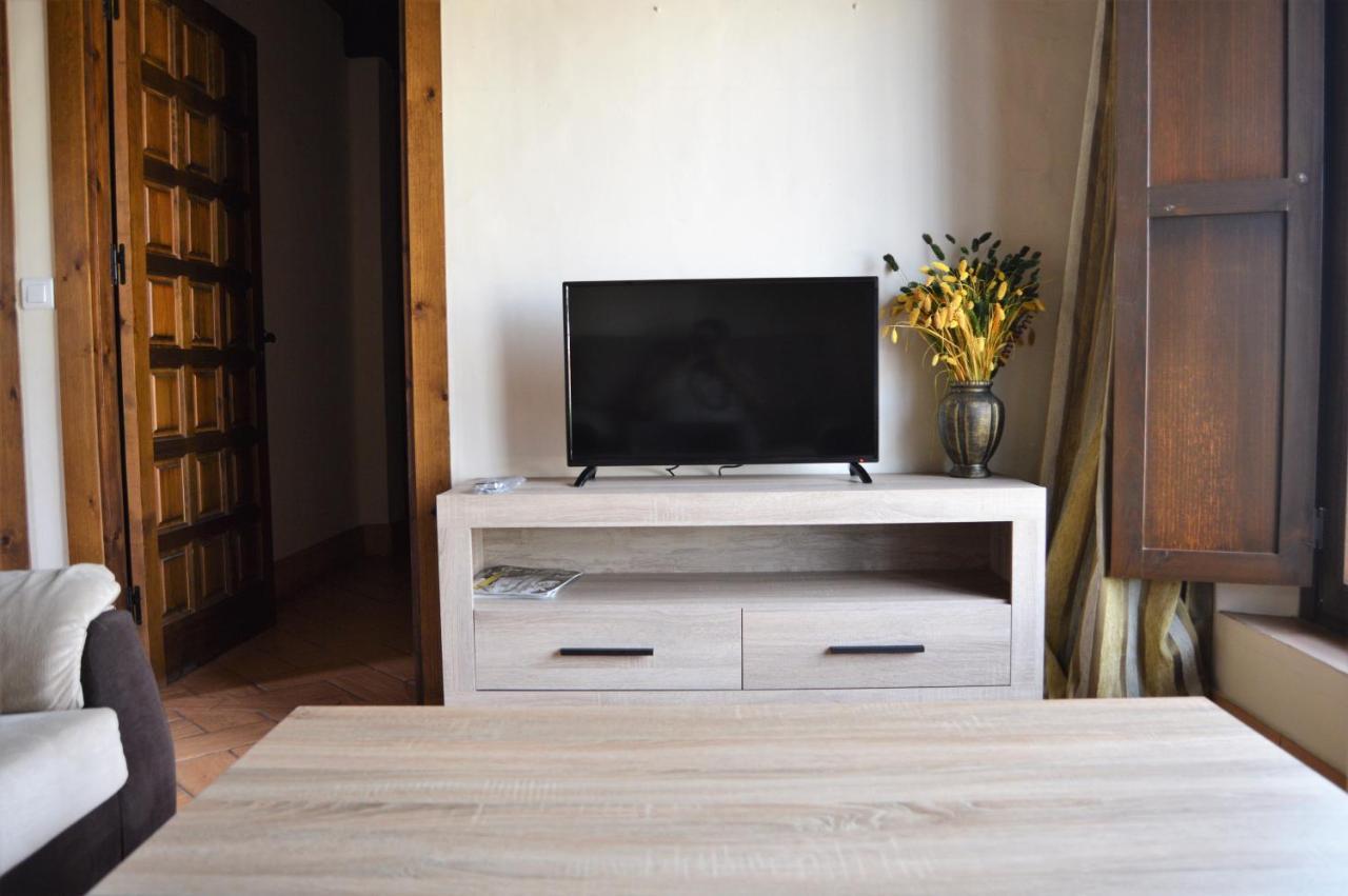 Apartamentos Turisticos - Hostal Los Alisos Aliseda Екстер'єр фото
