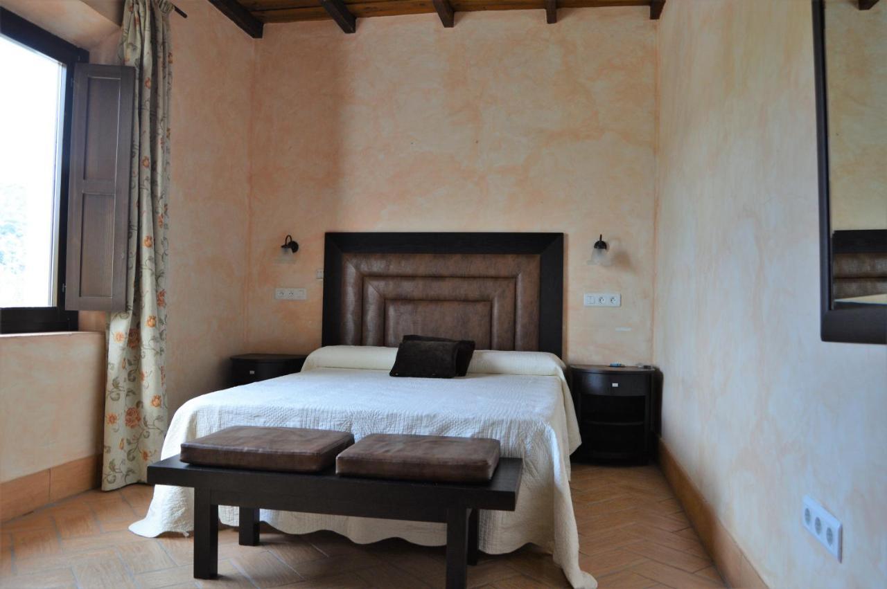 Apartamentos Turisticos - Hostal Los Alisos Aliseda Екстер'єр фото