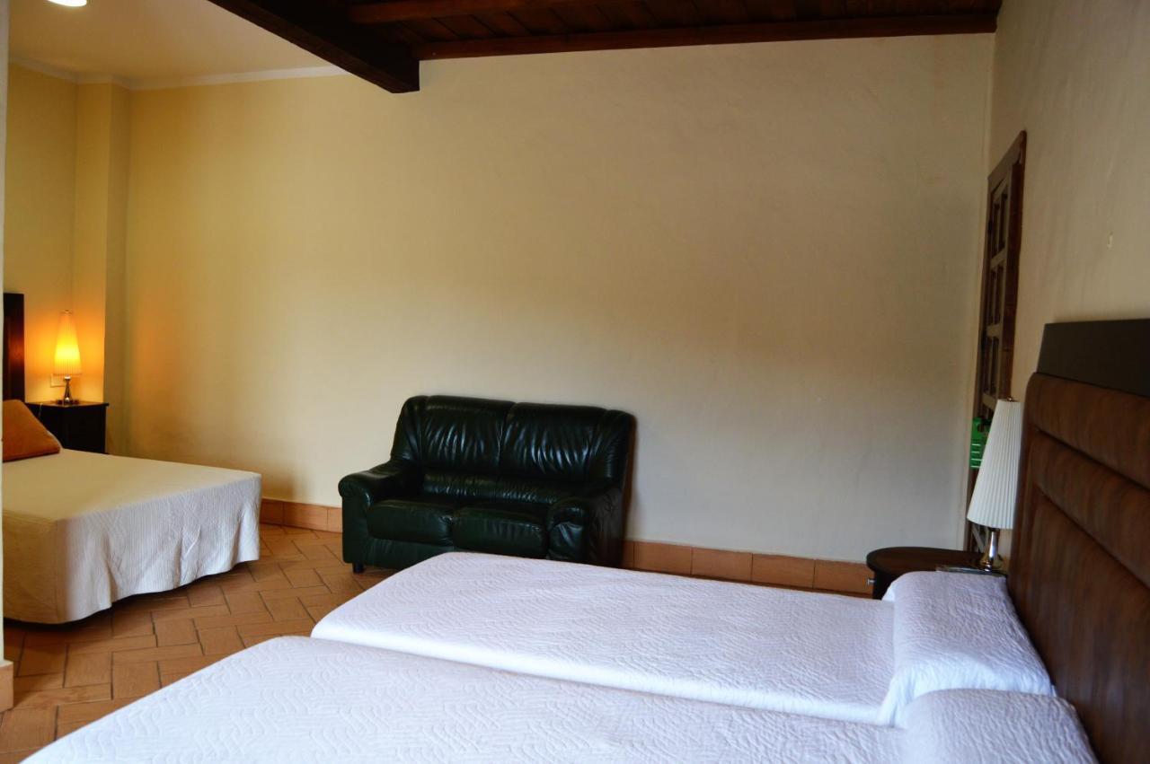 Apartamentos Turisticos - Hostal Los Alisos Aliseda Екстер'єр фото