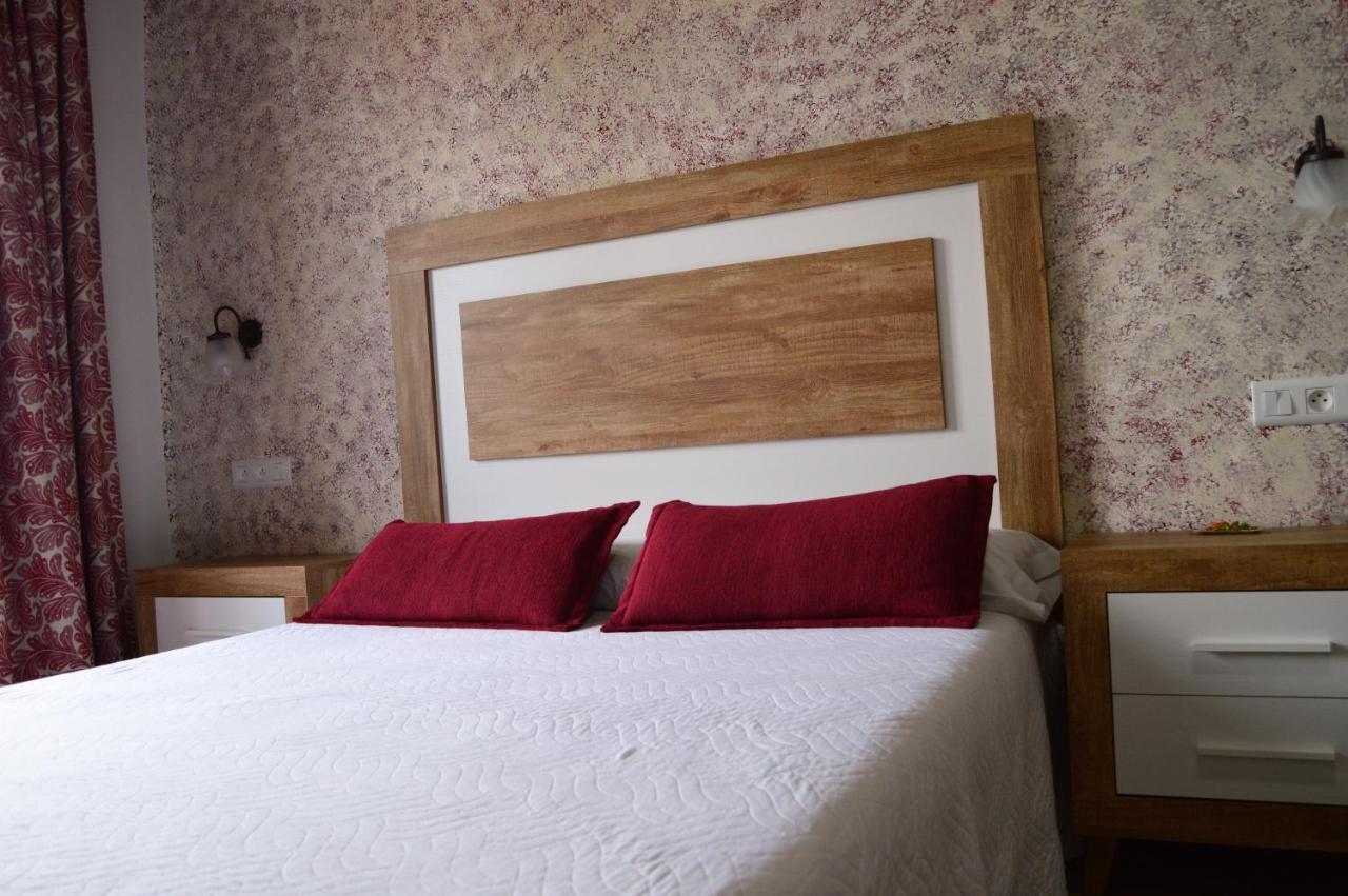 Apartamentos Turisticos - Hostal Los Alisos Aliseda Екстер'єр фото