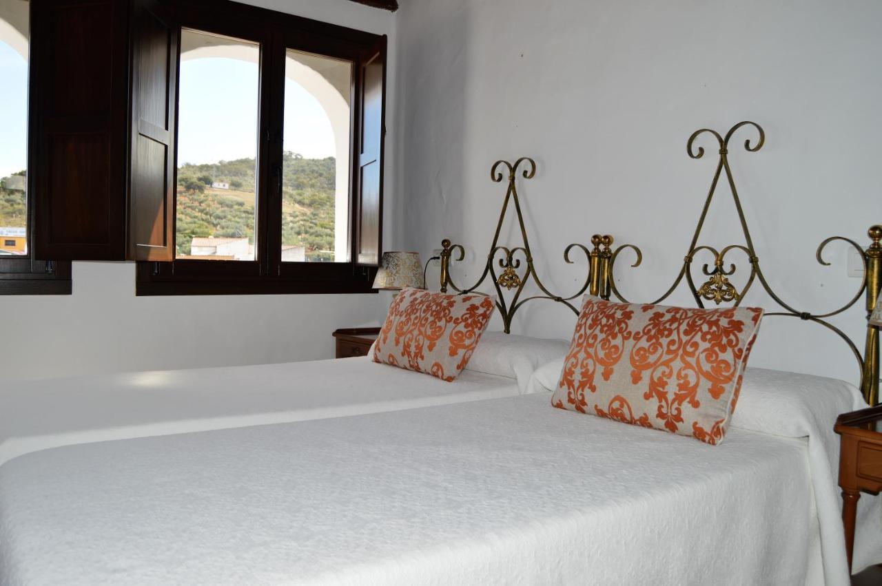 Apartamentos Turisticos - Hostal Los Alisos Aliseda Екстер'єр фото