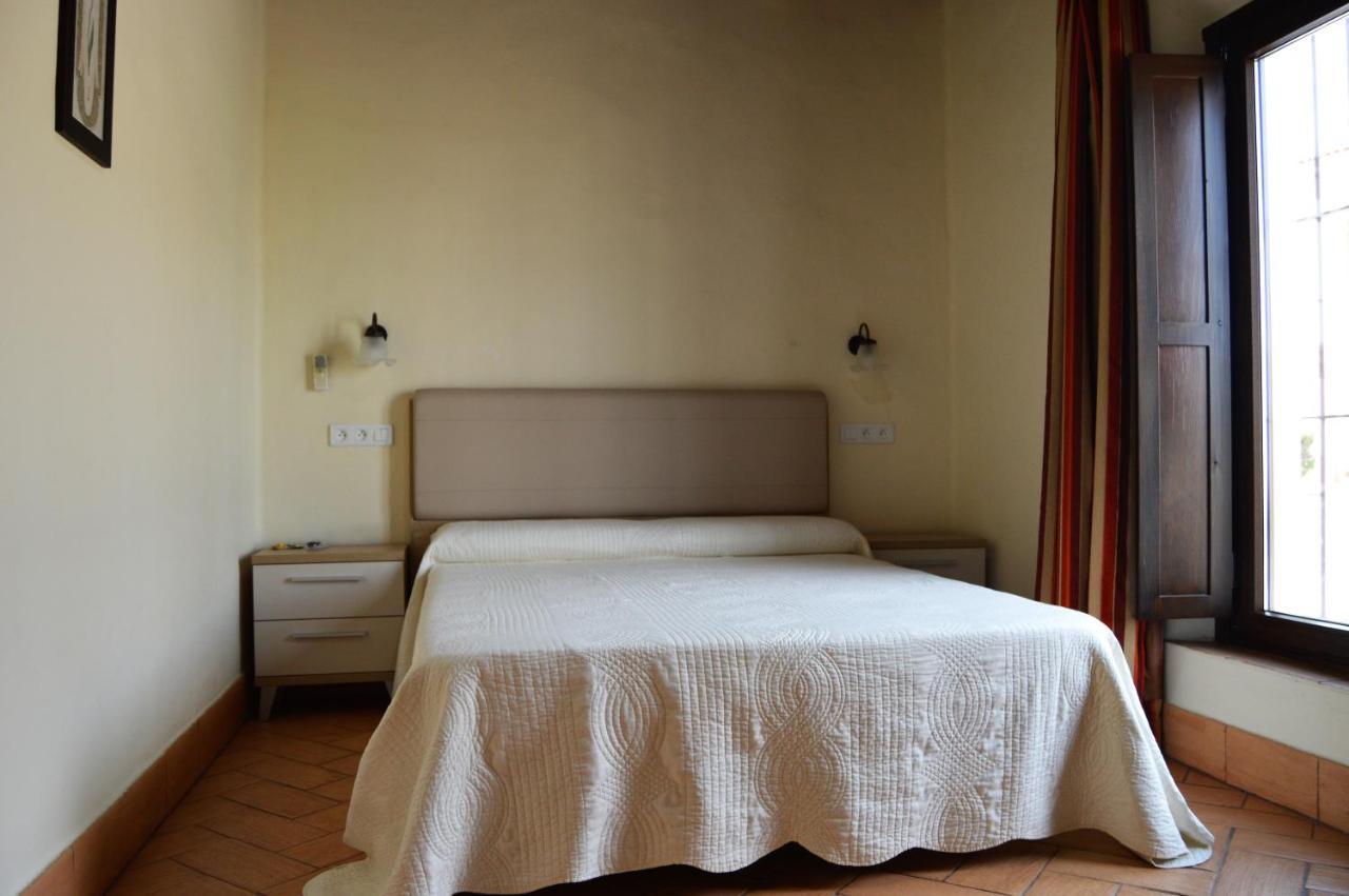 Apartamentos Turisticos - Hostal Los Alisos Aliseda Екстер'єр фото