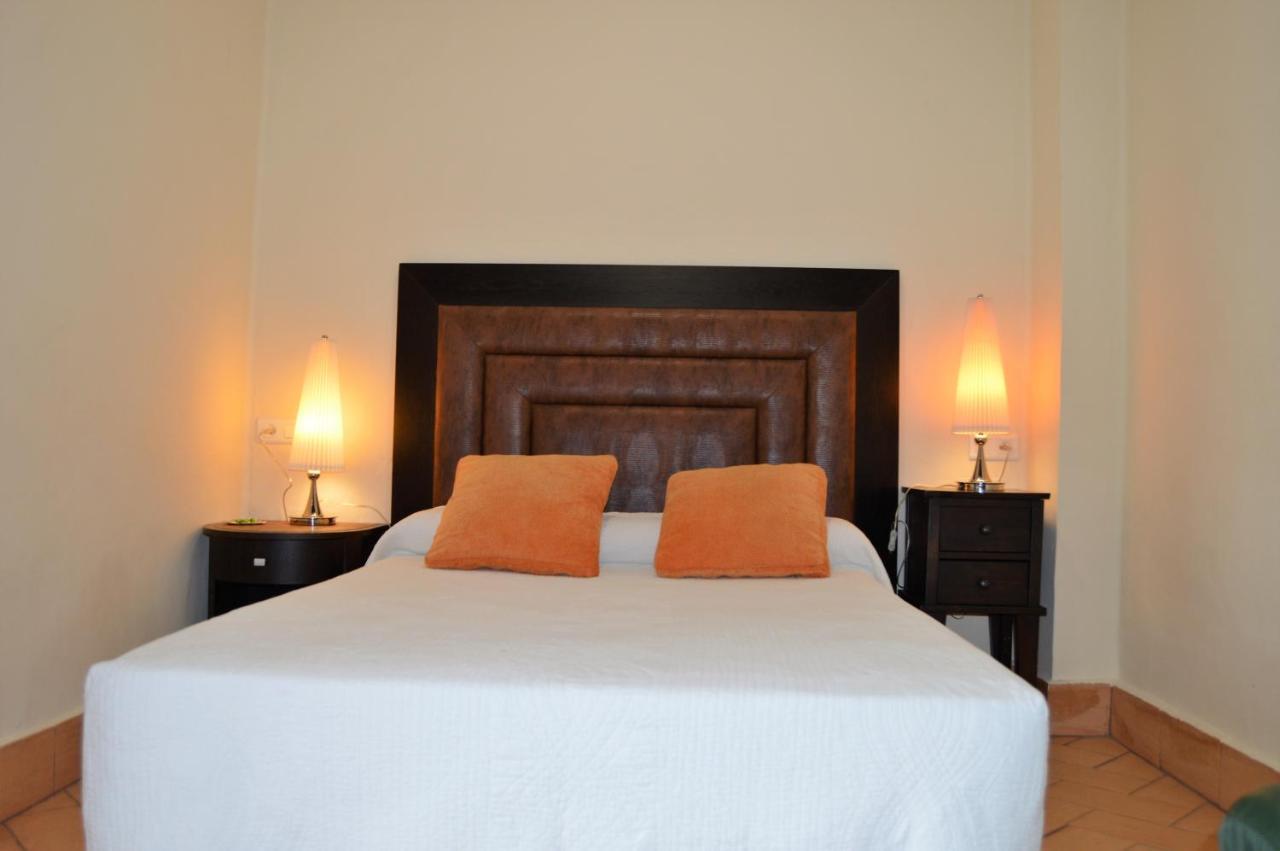 Apartamentos Turisticos - Hostal Los Alisos Aliseda Екстер'єр фото