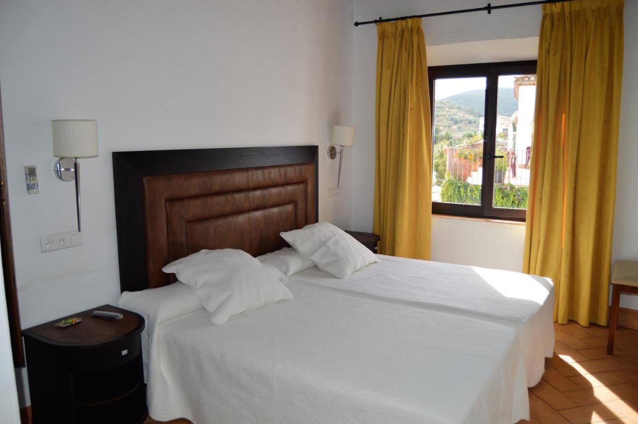 Apartamentos Turisticos - Hostal Los Alisos Aliseda Екстер'єр фото