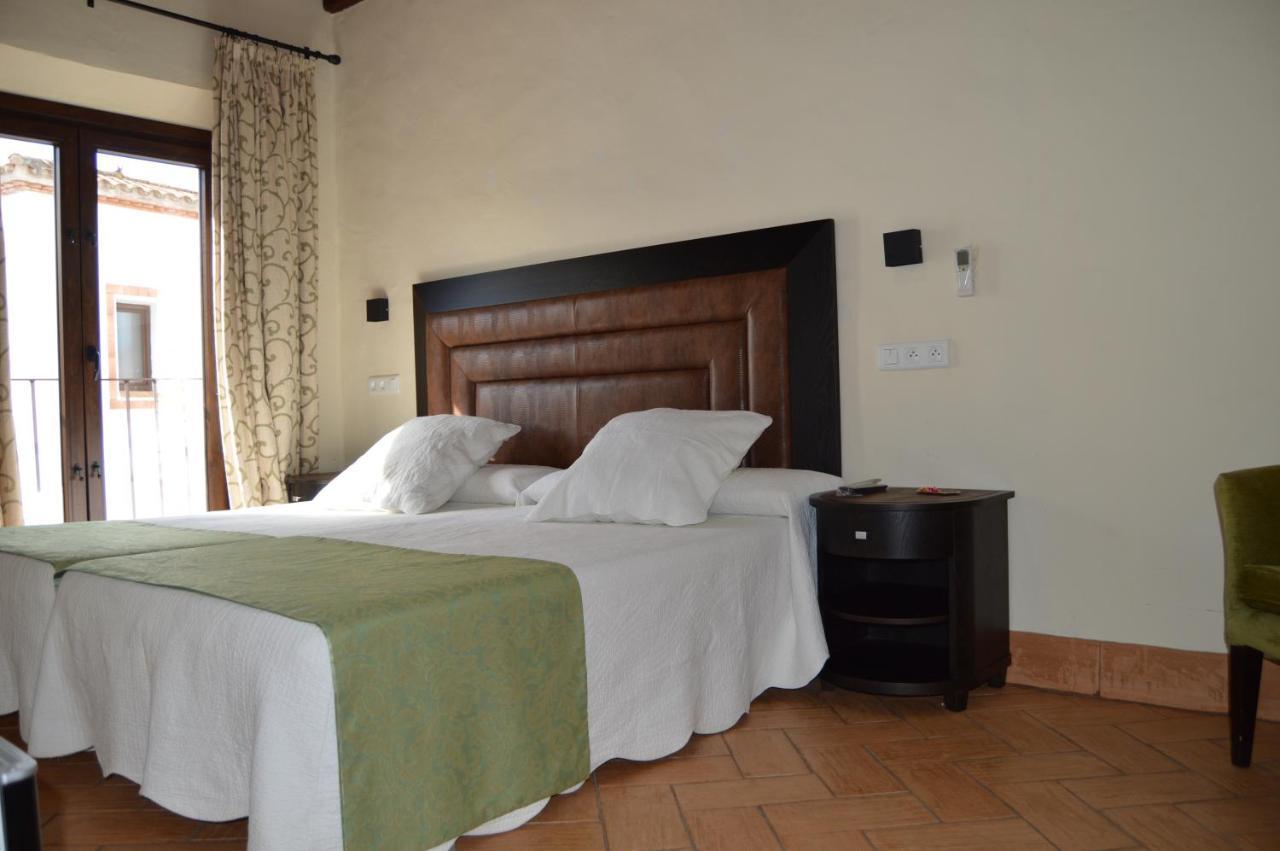 Apartamentos Turisticos - Hostal Los Alisos Aliseda Екстер'єр фото
