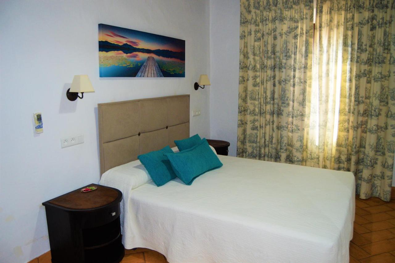 Apartamentos Turisticos - Hostal Los Alisos Aliseda Екстер'єр фото
