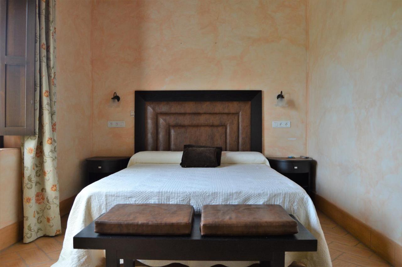 Apartamentos Turisticos - Hostal Los Alisos Aliseda Екстер'єр фото
