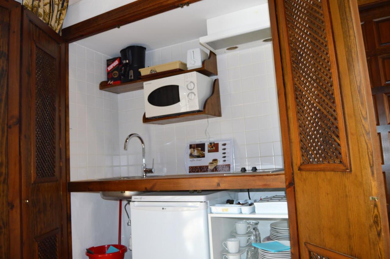 Apartamentos Turisticos - Hostal Los Alisos Aliseda Екстер'єр фото