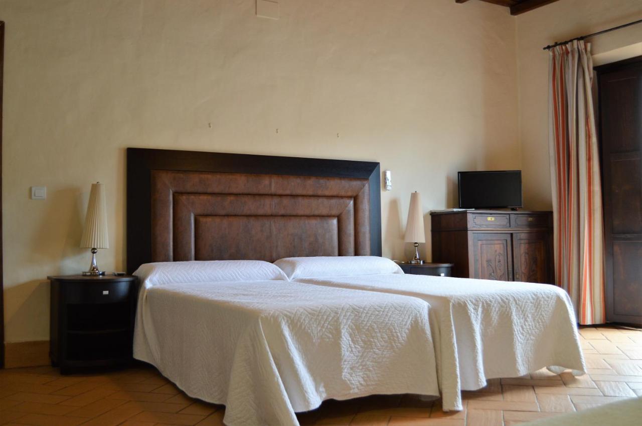 Apartamentos Turisticos - Hostal Los Alisos Aliseda Екстер'єр фото