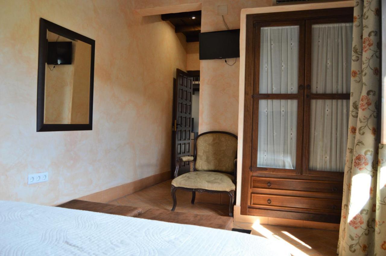 Apartamentos Turisticos - Hostal Los Alisos Aliseda Екстер'єр фото