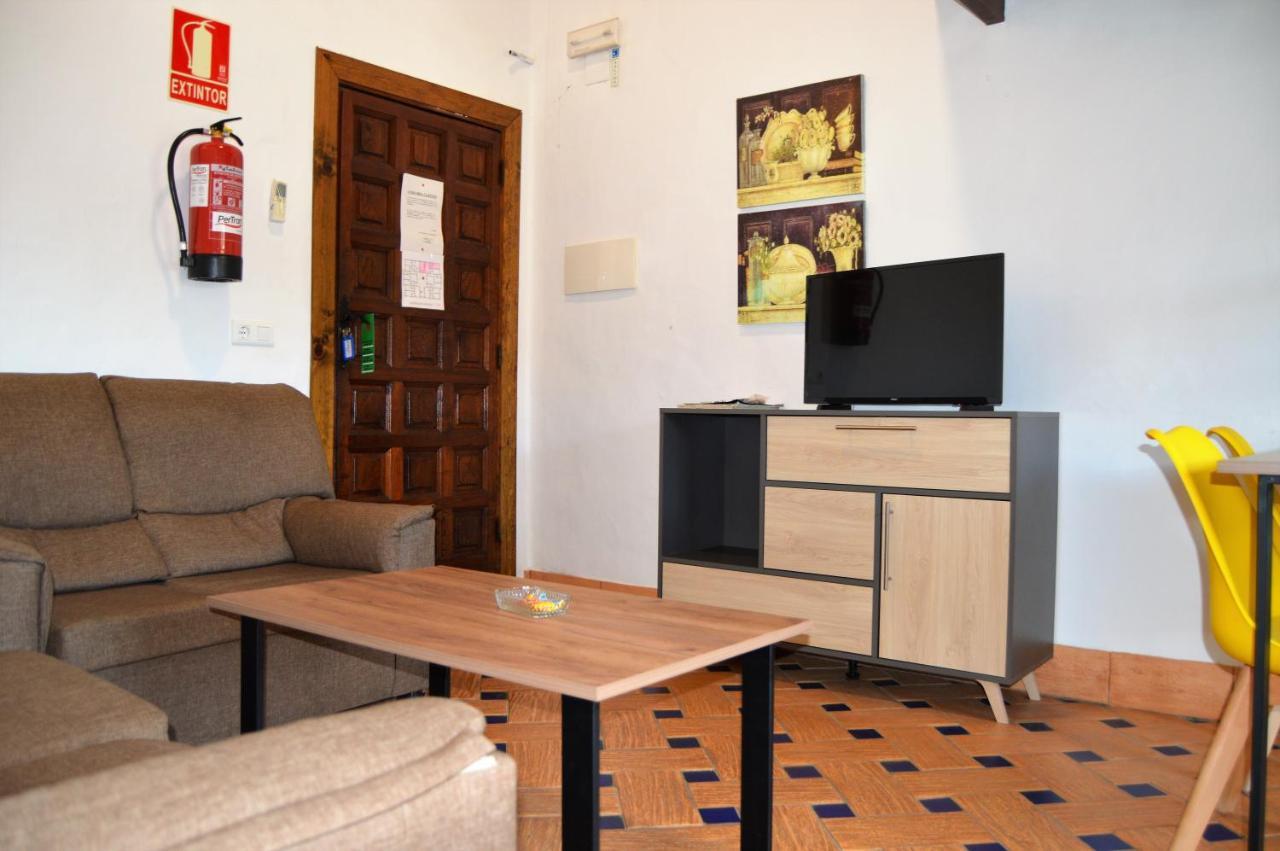 Apartamentos Turisticos - Hostal Los Alisos Aliseda Екстер'єр фото