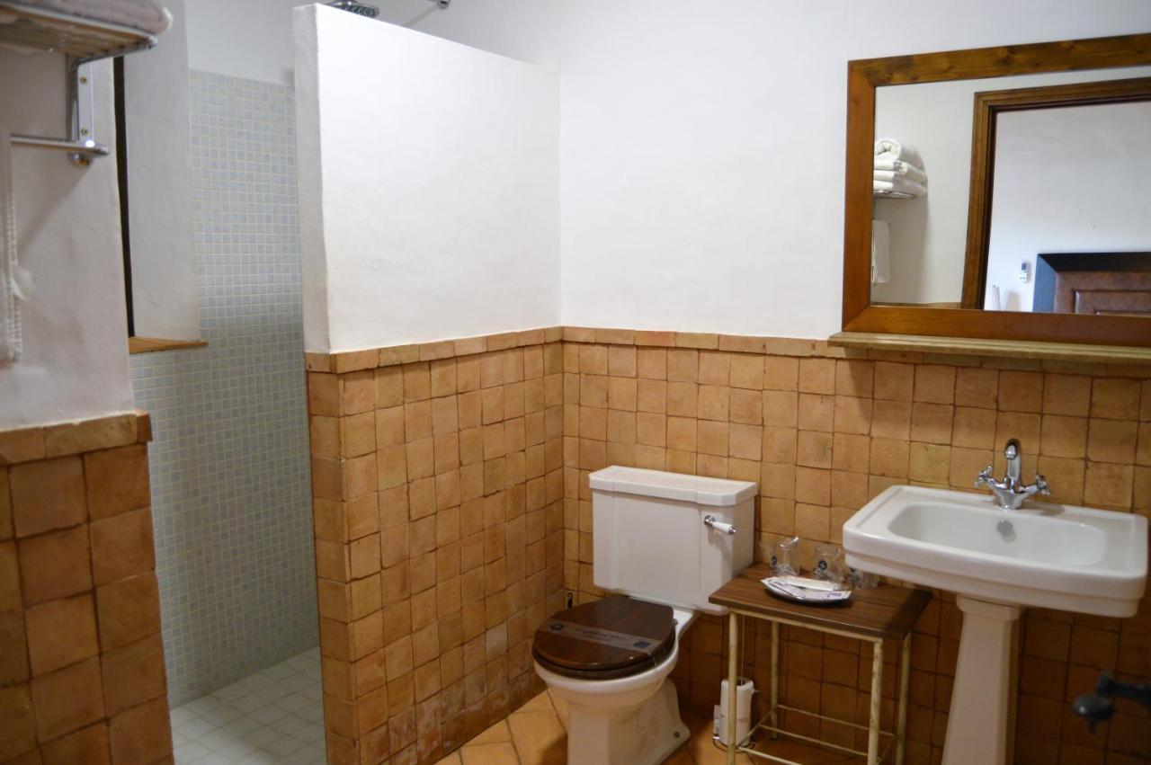 Apartamentos Turisticos - Hostal Los Alisos Aliseda Екстер'єр фото