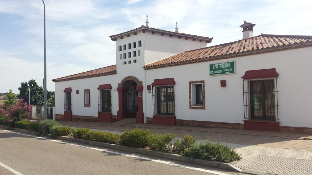 Apartamentos Turisticos - Hostal Los Alisos Aliseda Екстер'єр фото