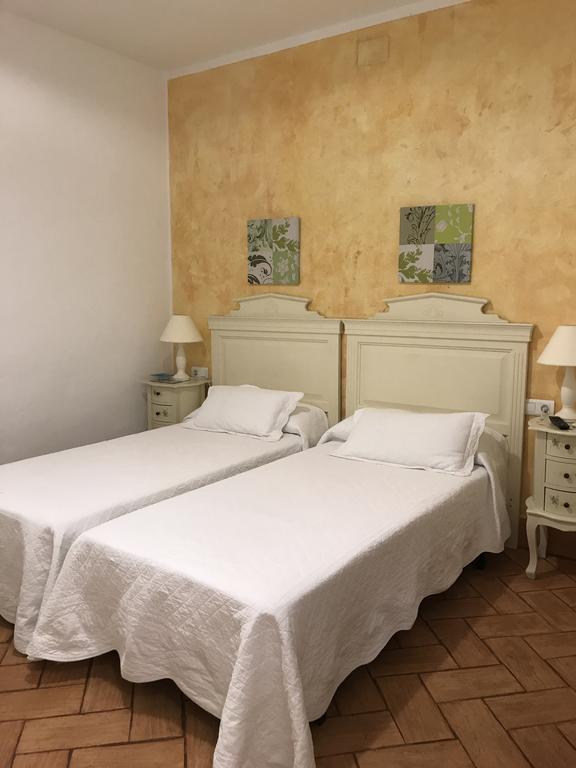 Apartamentos Turisticos - Hostal Los Alisos Aliseda Екстер'єр фото